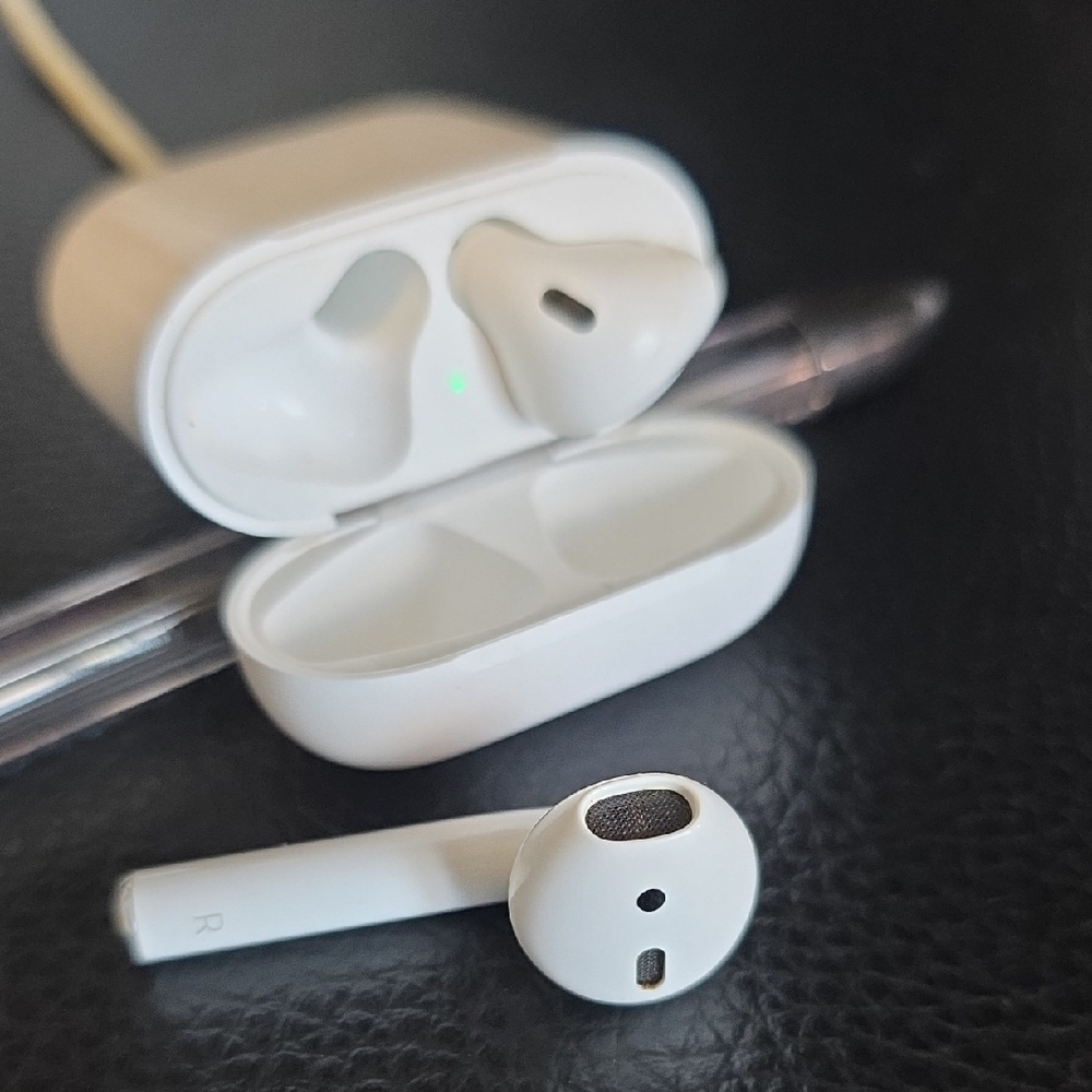 Apple 2nd Gen Airpods With Lightening Charging Case